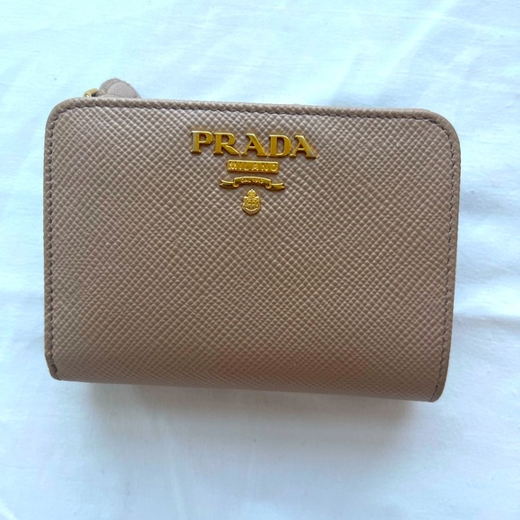 PRADA WOMEN WALLET USED